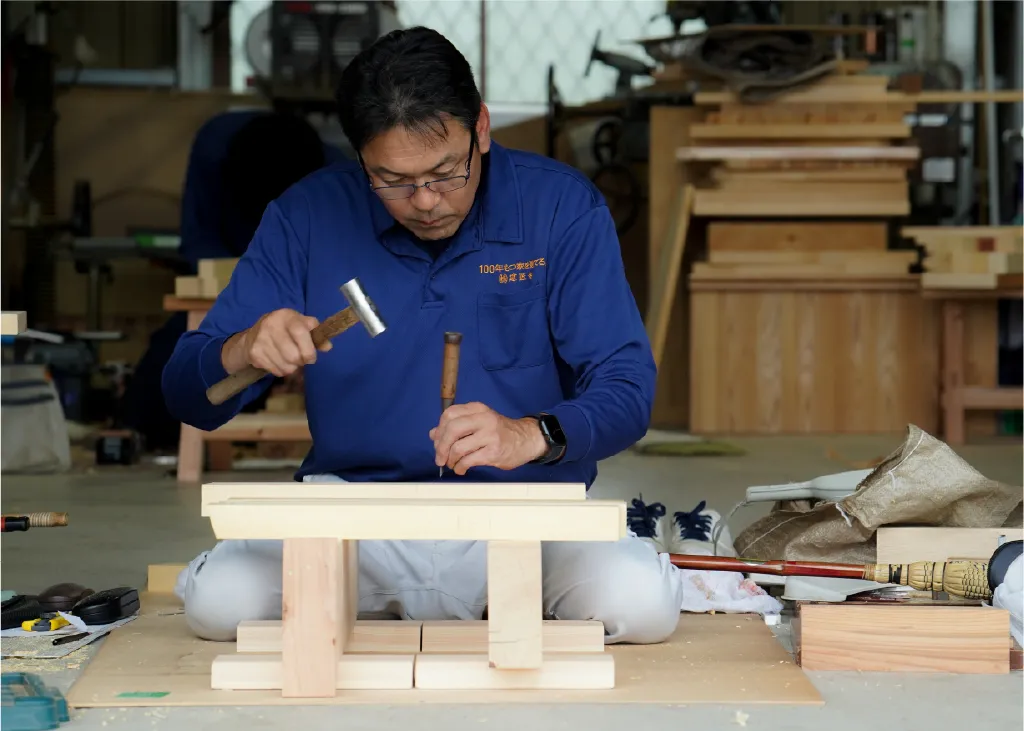 作業する大工の様子