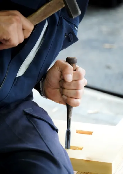 木材を削る手元